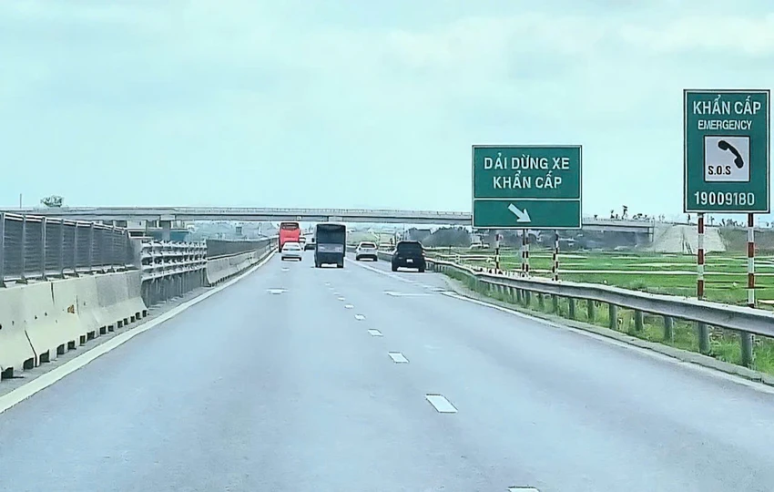 Điểm dừng xe khẩn cấp trở thành nơi đi vệ sinh của nhiều tài xế vì một số trạm dừng nghỉ trên tuyến chưa hoàn thiện