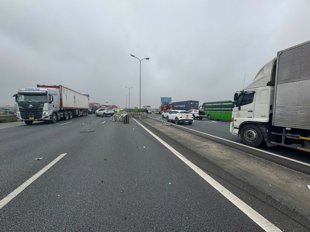 Hiện trường cả 4 phương tiện hư hỏng