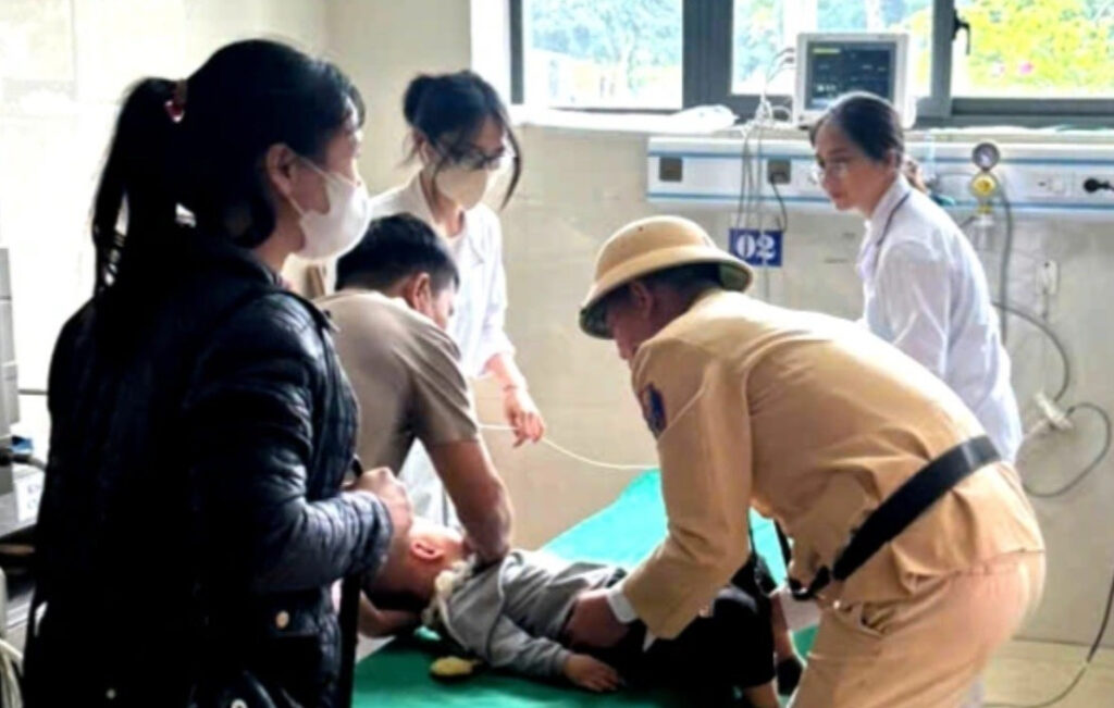 Lực lượng cảnh sát giao thông hỗ trợ kịp thời đưa cháu bé đến bệnh viện cấp cứu.