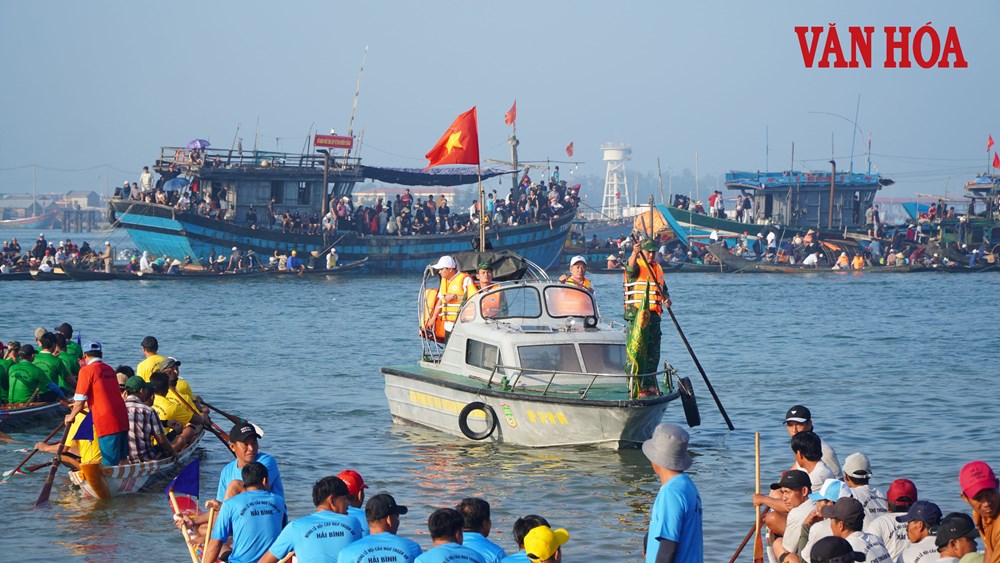 Lực lượng chức năng kiểm tra đảm bảo an toàn cho khu vực tổ chức hội đua ghe truyền thống làng Thai Dương, phường Thuận An