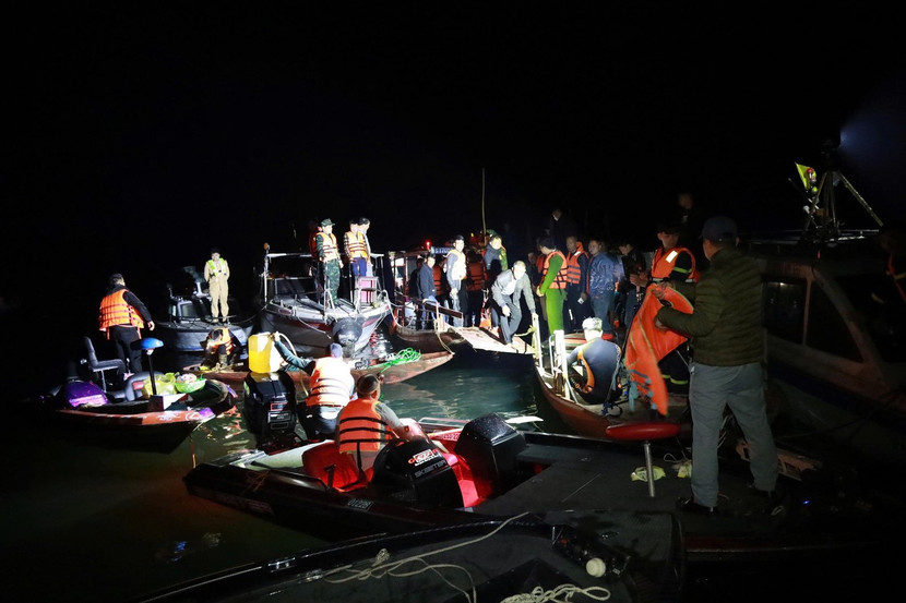 Vụ TNGT đường thuỷ lật thuyền trên hồ Thác Bà đã làm 6 người tử vong