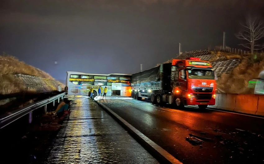 Vụ tai nạn khiến làn đường tê liệt