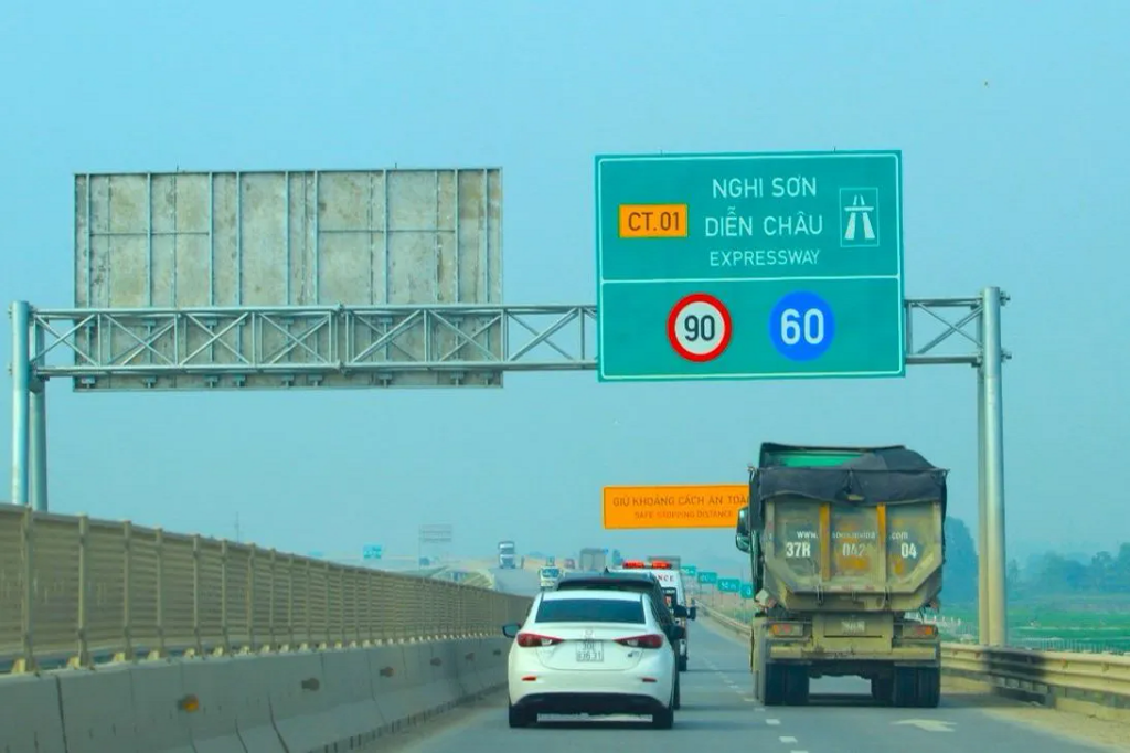 Bộ Xây dựng đã chấp thuận mức thu phí sử dụng đường bộ cao tốc đối với phương tiện lưu thông trên các đoạn tuyến cao tốc