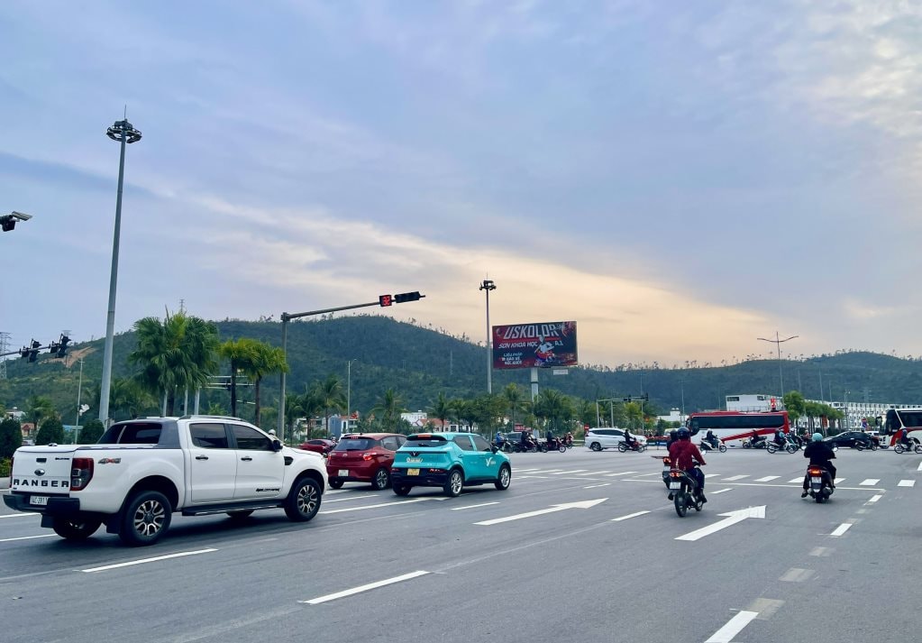 Các bất cập về giao thông được khắc phục giúp người tham gia giao thông an toàn.