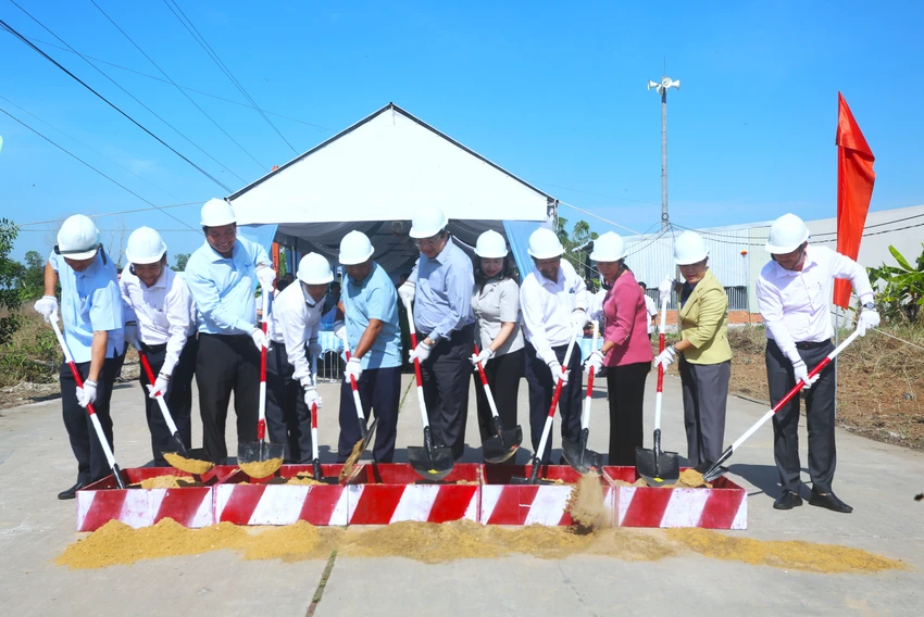 Các đại biểu thực hiện nghi thức khởi công