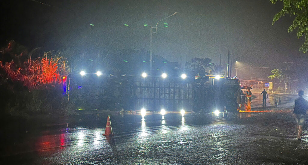 Hiện trường xe khách nằm lật trên quốc lộ 19