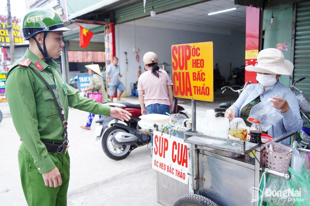 Lực lượng chức năng tuyên truyền, nhắc nhở các hộ kinh doanh về việc lấn chiếm lòng đường, không được bày bán hàng quá vạch lề đường theo quy định