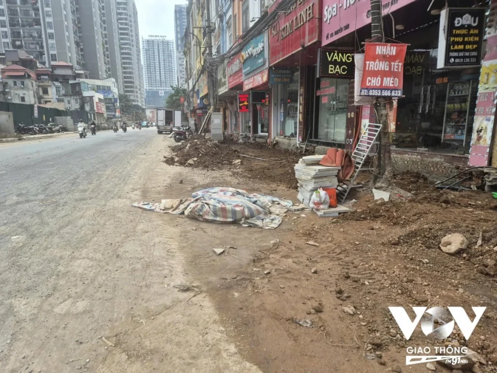 Mặt đường chưa hoàn thiện, công trường dang dở trở thành nỗi ám ảnh thường trực của người dân sinh sống và kinh doanh hai bên tuyến phố