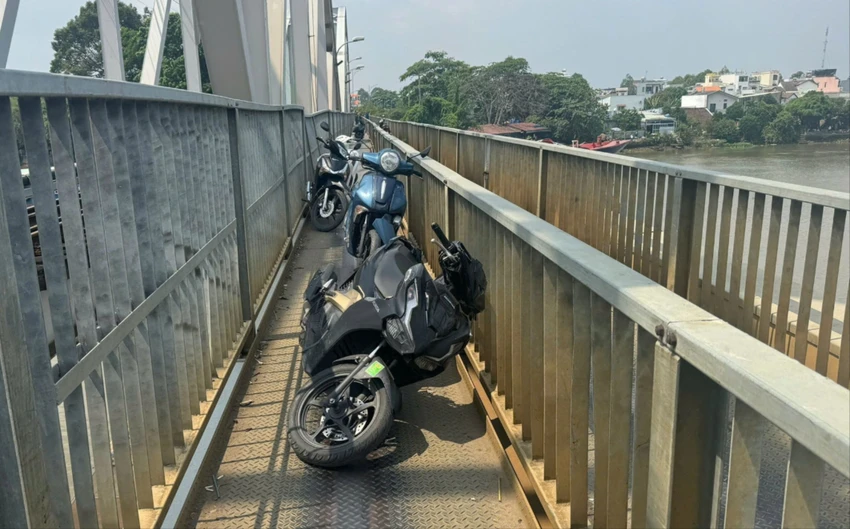 Nhiều người đi xe máy bị ngã khi tàu va chạm mạnh với cầu Ghềnh