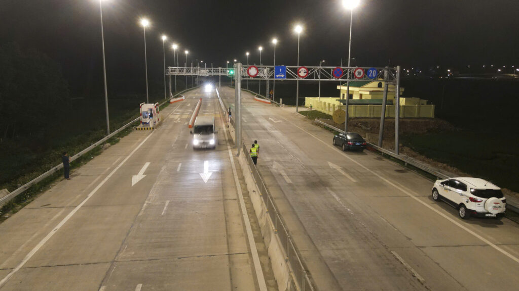 Những xe đầu tiên qua trạm thu phí tại nút giao Quỳnh Mỹ và Quỳnh Vinh, tỉnh Nghệ An