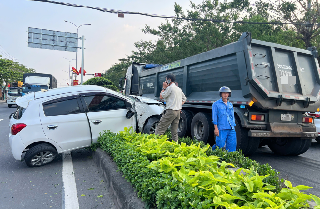 Ô tô bị nổ lốp trước, hư hỏng nằm trên dải phân cách sau cú va chạm