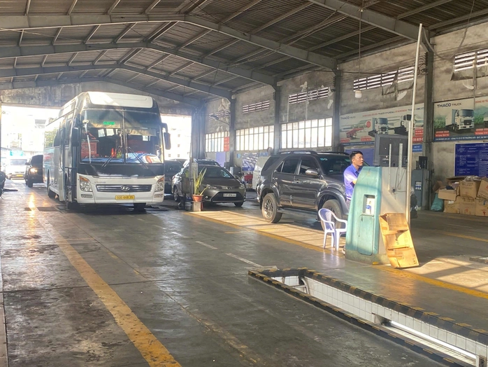 Ô tô đưa đến đăng kiểm khí thải tại TP HCM vào ngày 2-3