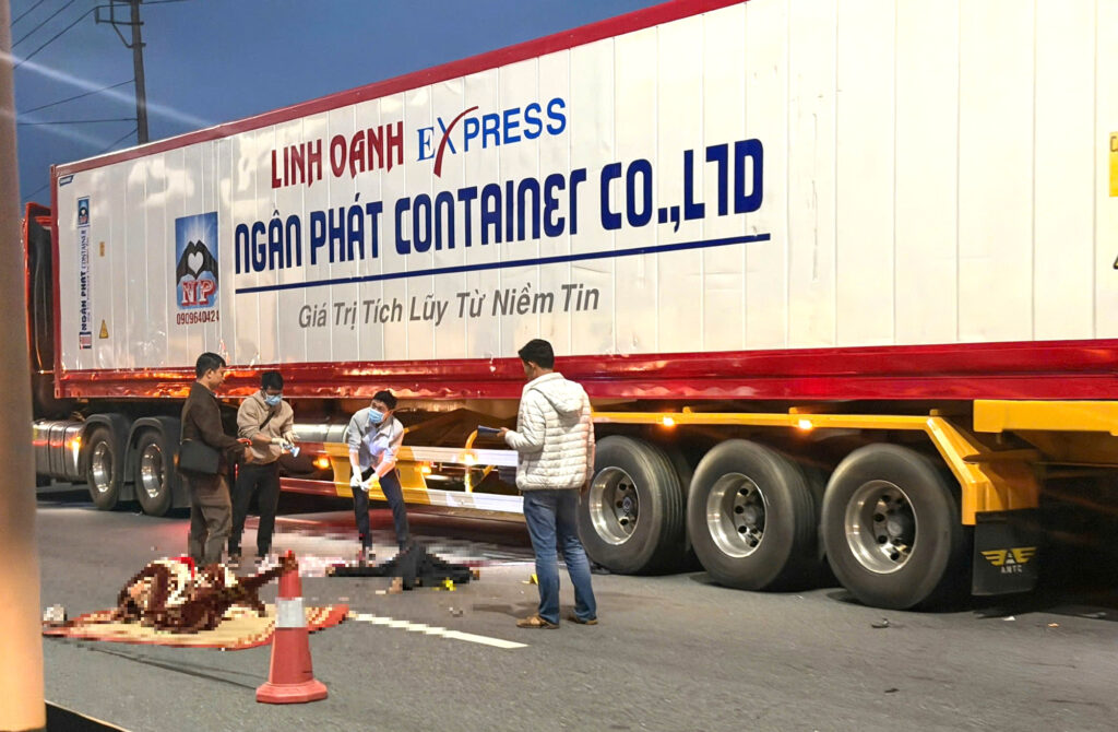 Va chạm với xe đầu kéo, một người đi xe máy tử vong tại chỗ