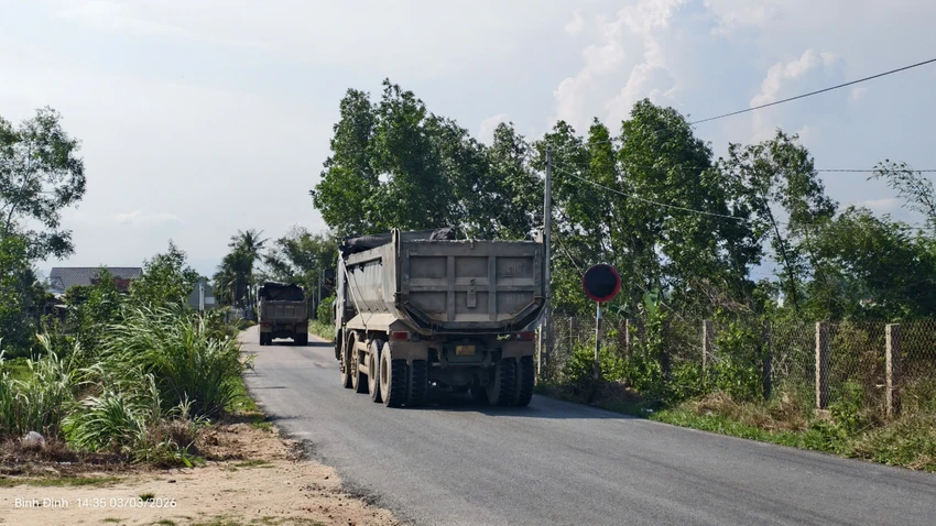 Xe ben chạy trên tuyến đường biển cấm tải trọng 13 tấn bị bôi đen ở Gia Lai