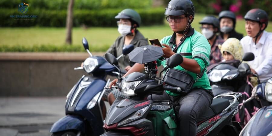 đeo tai nghe khi đi xe máy bị phạt