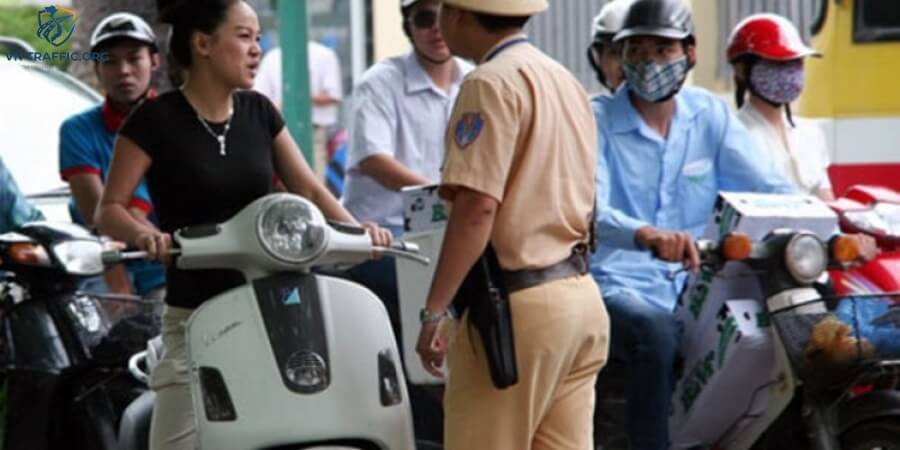 xe máy 1 gương có bị phạt không