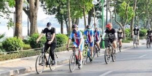 đi xe đạp đeo tai nghe có bị phạt không