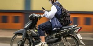 gắn điện thoại trên xe máy có bị phạt