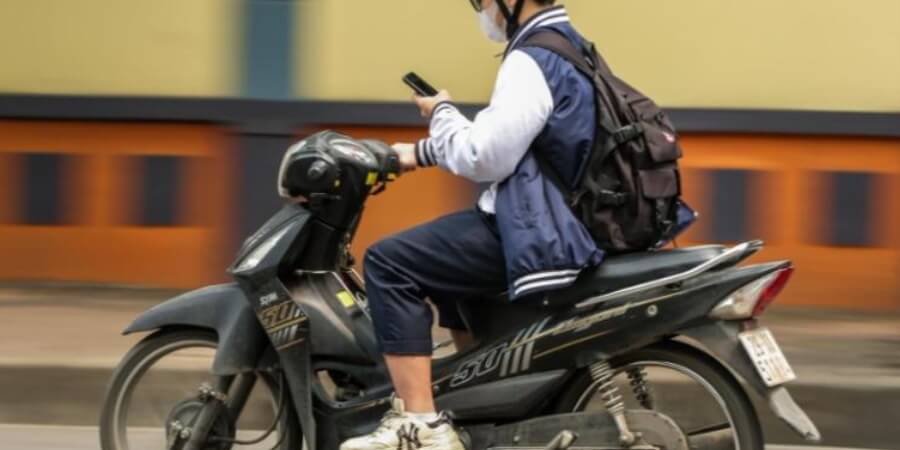 gắn điện thoại trên xe máy có bị phạt