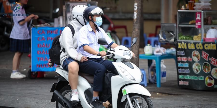 không đủ tuổi lái xe 50cc phạt bao nhiêu