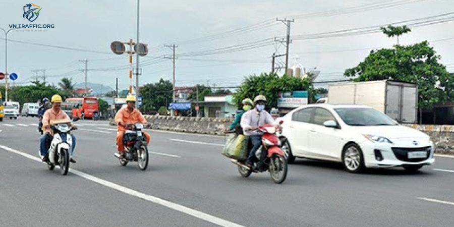 lỗi đè vạch xe máy phạt bao nhiêu