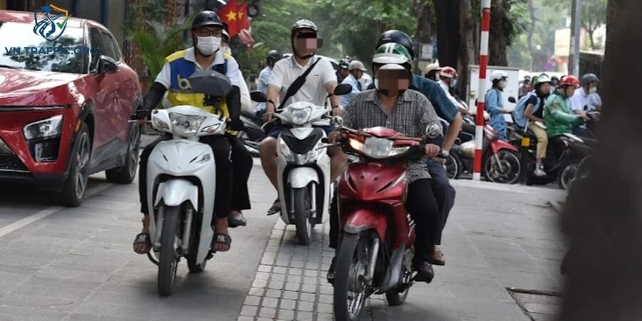 lỗi đi xe máy trên vỉa hè phạt bao nhiêu