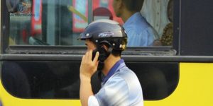 giải đáp lỗi sử dụng điện thoại khi đi xe máy