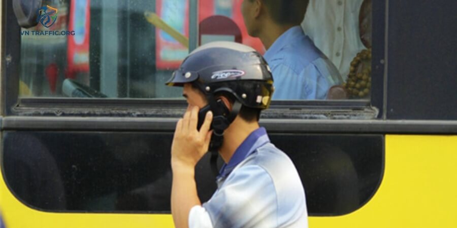 giải đáp lỗi sử dụng điện thoại khi đi xe máy